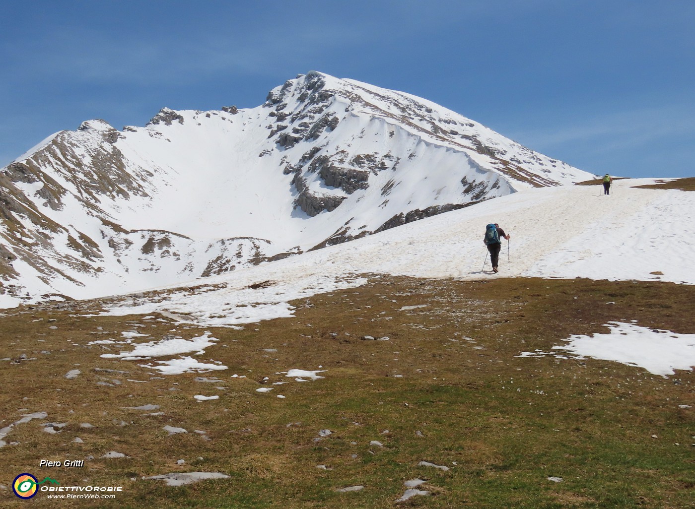 60 Neve in rapido scioglimento con vista in Arera.JPG